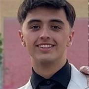 Profesor de apoyo joven dispuesto a ayudar de forma presencial a entender materias como física o matemáticas